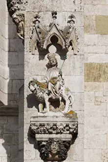 West facade, sculptures of kings on horseback on the faces of the buttresses