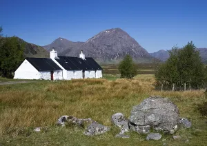 White House in front of Pyramid Mountain Bouchaille Etive Mor