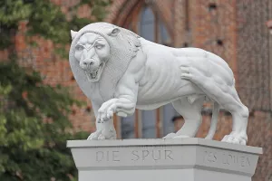 White Lion Monument by Peter Lenk 1996 with inscription The Trace of the Lion