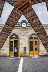 Under the wickerwork to the station entrance