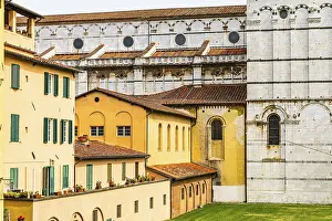 Winding houses with pastel-coloured facades