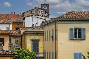 Winding houses with pastel-coloured facades