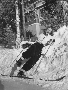 Winter in the 1940s. The young woman actress Inga Tidblad is dressed in the typical 1940s winter sports fashion. Sweden 1942. Photo Kristoffersson ref 229-7