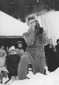 Winter in the 1940s. A young woman is filming the curling championships happening in Are Sweden