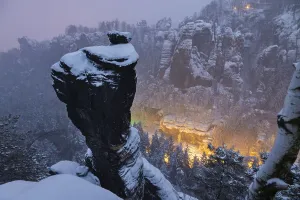 Winter in the Basteige area. The Wehlnadel rises steeply above the Wehlgrund