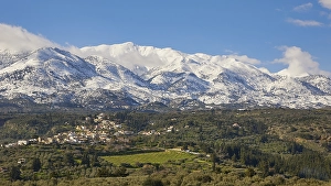 Category Mountain Landscapes Prints: Winter landscape, snow-capped White Mountains