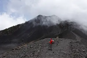 Woman with backpack on the Ruta de los Volcanes