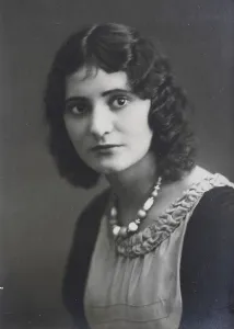Woman, Carte de Visite, photograph fixed on cardboard in the format from approx