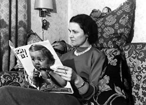 Woman reading a Hoer zu magazine