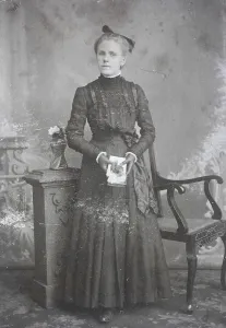 Woman in Sunday dress, visit format