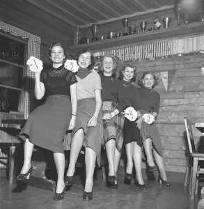 Women of the 1950s. Five young women each one holding a number from one to five