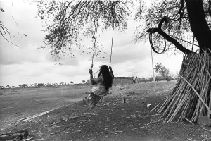Women swinging, sholapur, Maharas htra, India, As ia