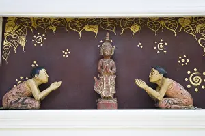 Wood cariving, Thai figures pray to Buddha figure