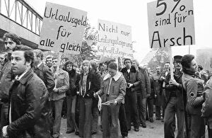 Workers and employees of Hoesch AG Westfalenhuette demonstrated in the collective bargaining dispute on 6 November 1975