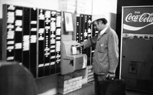 Workers and employees at the time clock of the Pohlschroeder company in Dortmund