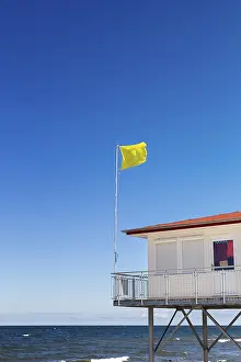 Yellow warning flag at a DLRG hut