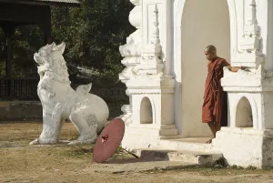 Young Buddhist monk, Set Taw Ya Pagoda
