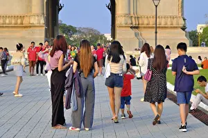 Category Historic EN Prints: Young Laotians in front of the Patuxai