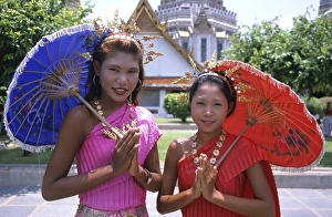 Young Thais girls standing in front of the Arun Temple (Wat Arun)